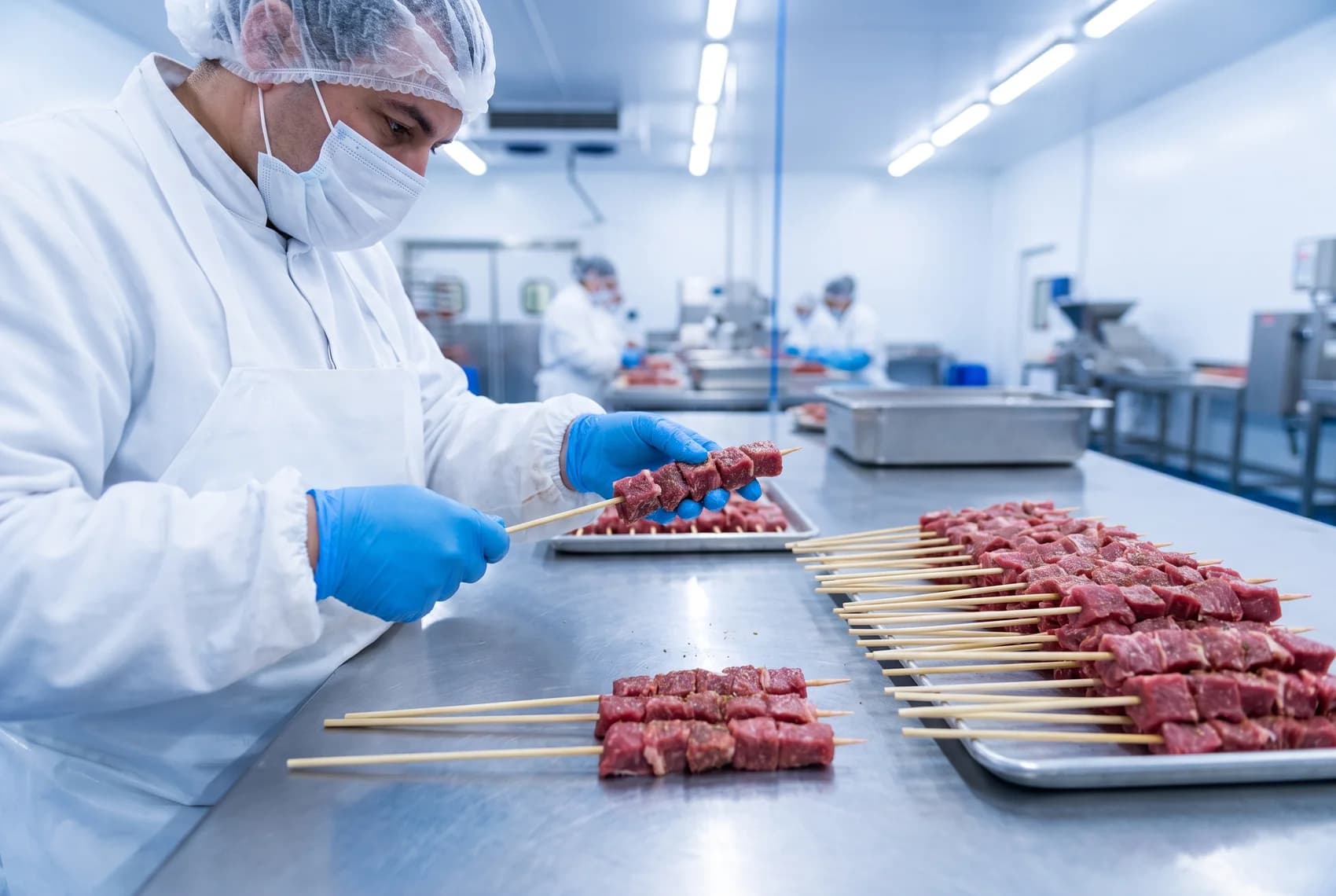 Produção dos espetinhos na fábrica da Chico Espeto, com padrões rigorosos de higiene